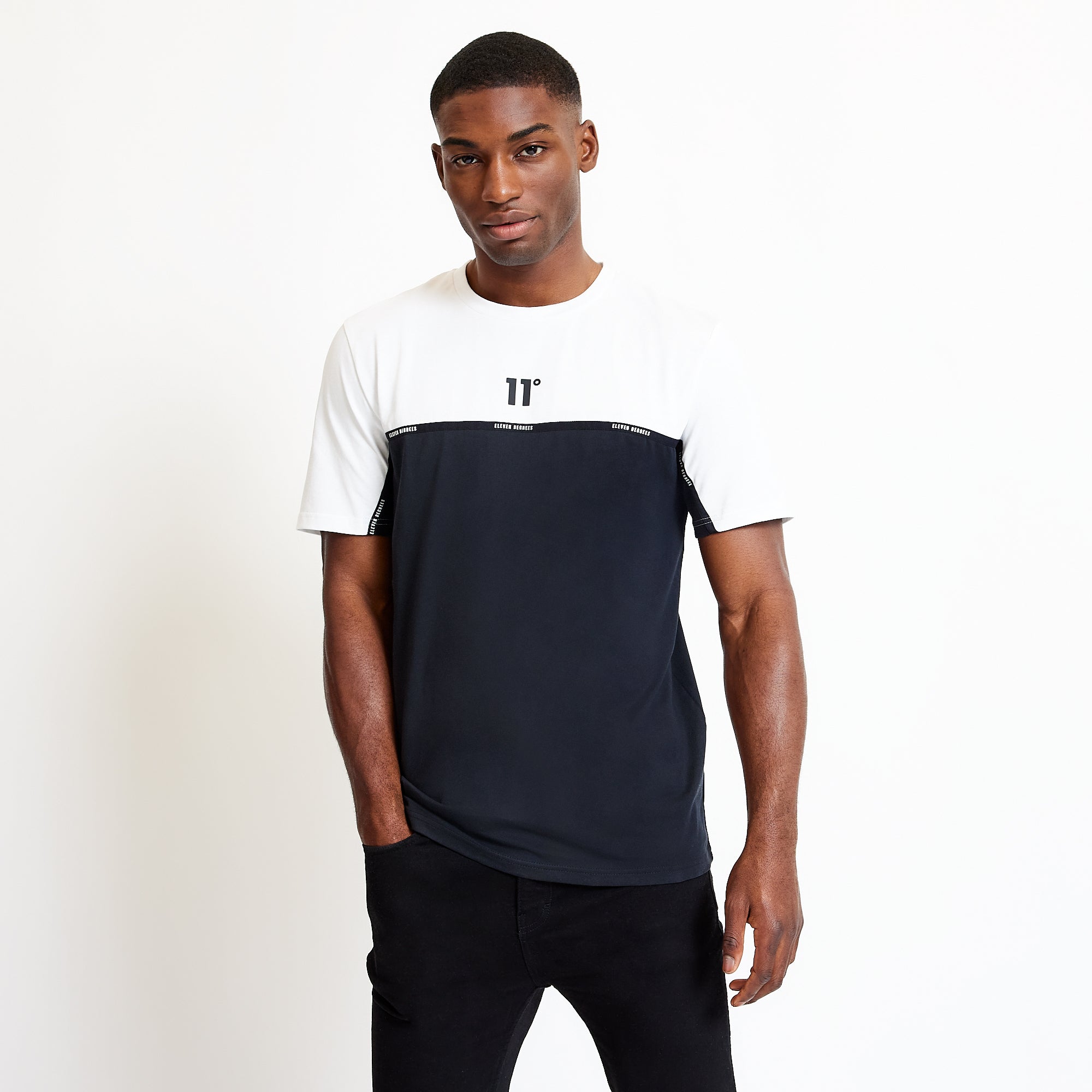 ELEVEN DEGREES CAMISETA CON CINTA COLOR BLOCK - NEGRO / BLANCO 11D3708-047.