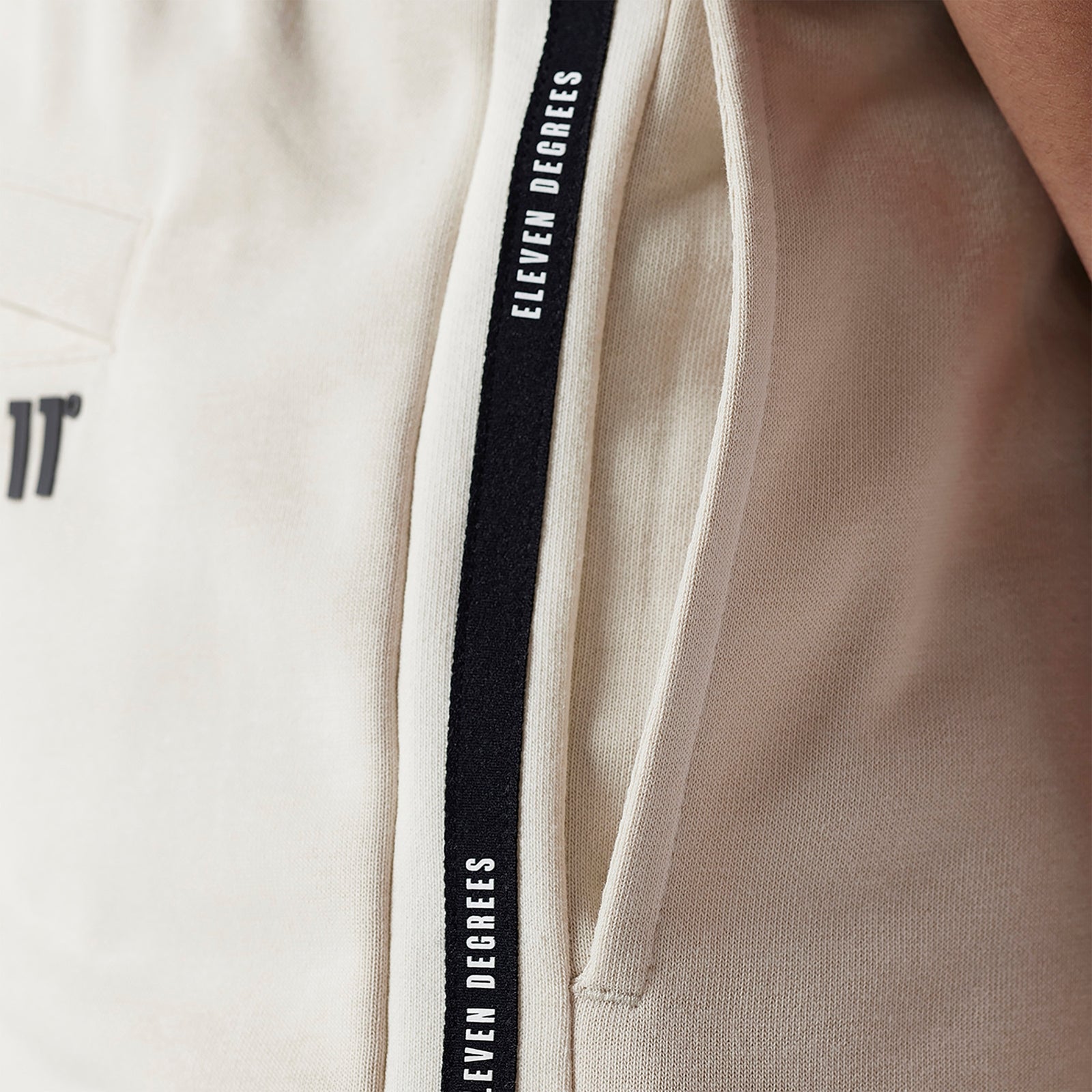 ELEVEN DEGREES SHORT HOMBRE CON CNTA 11D3889-974.