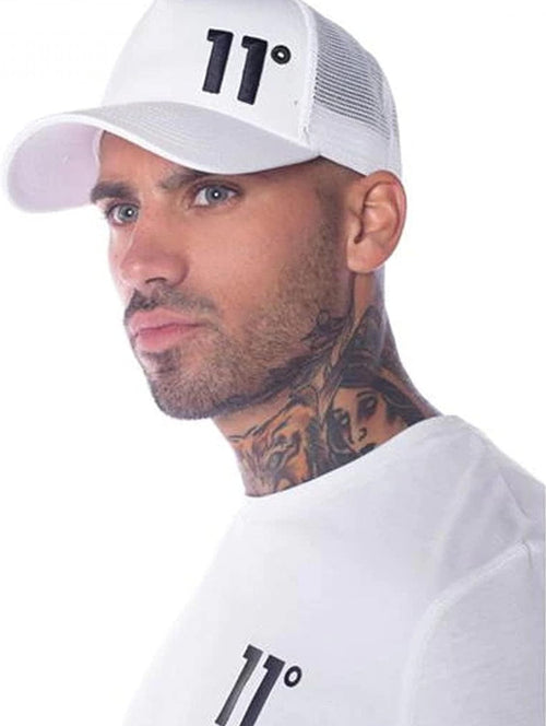 11 Degrees Gorra Trucker Negra Lisa con Red 11D082-002 White.
