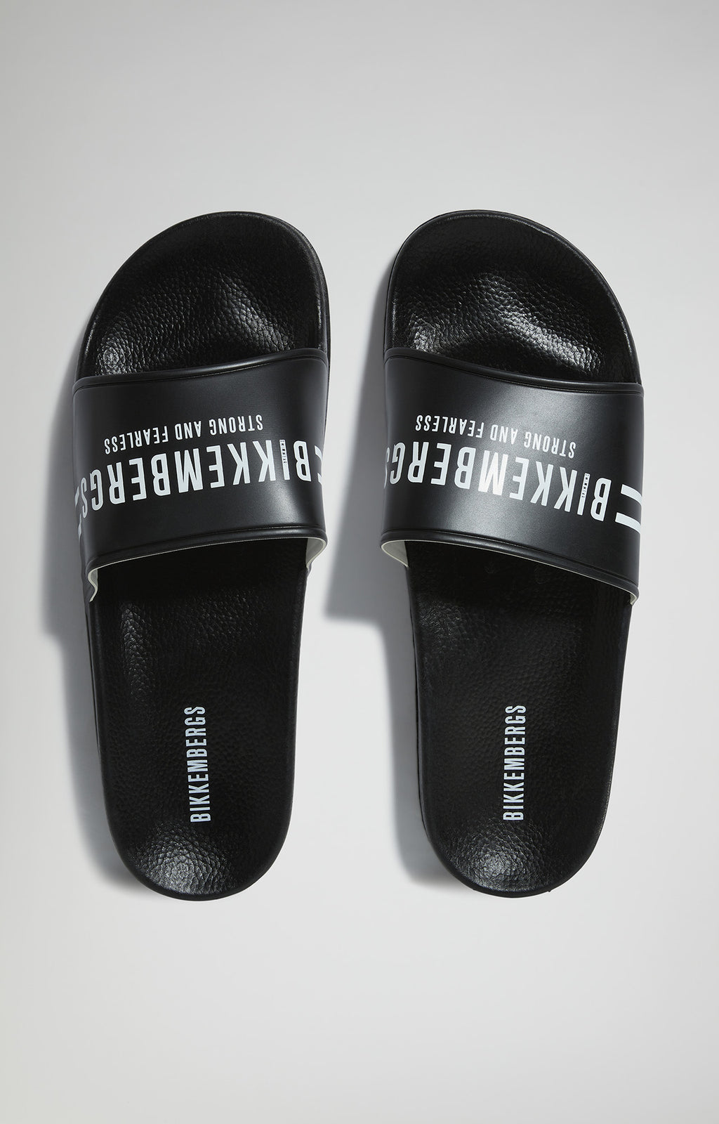 CHANCLAS BIKKEMBERGS. COLOR NEGRO.