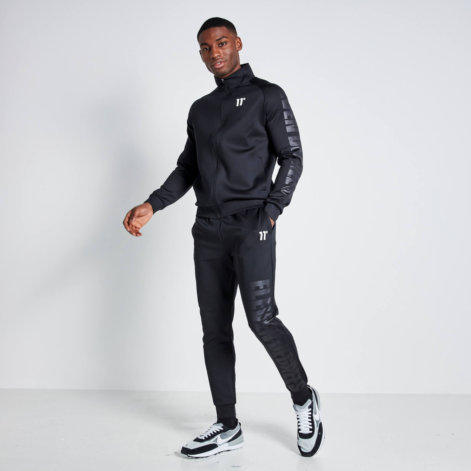 Eleven Degrees Pantalon de Chandal Hombre 11D3301-001 Black.