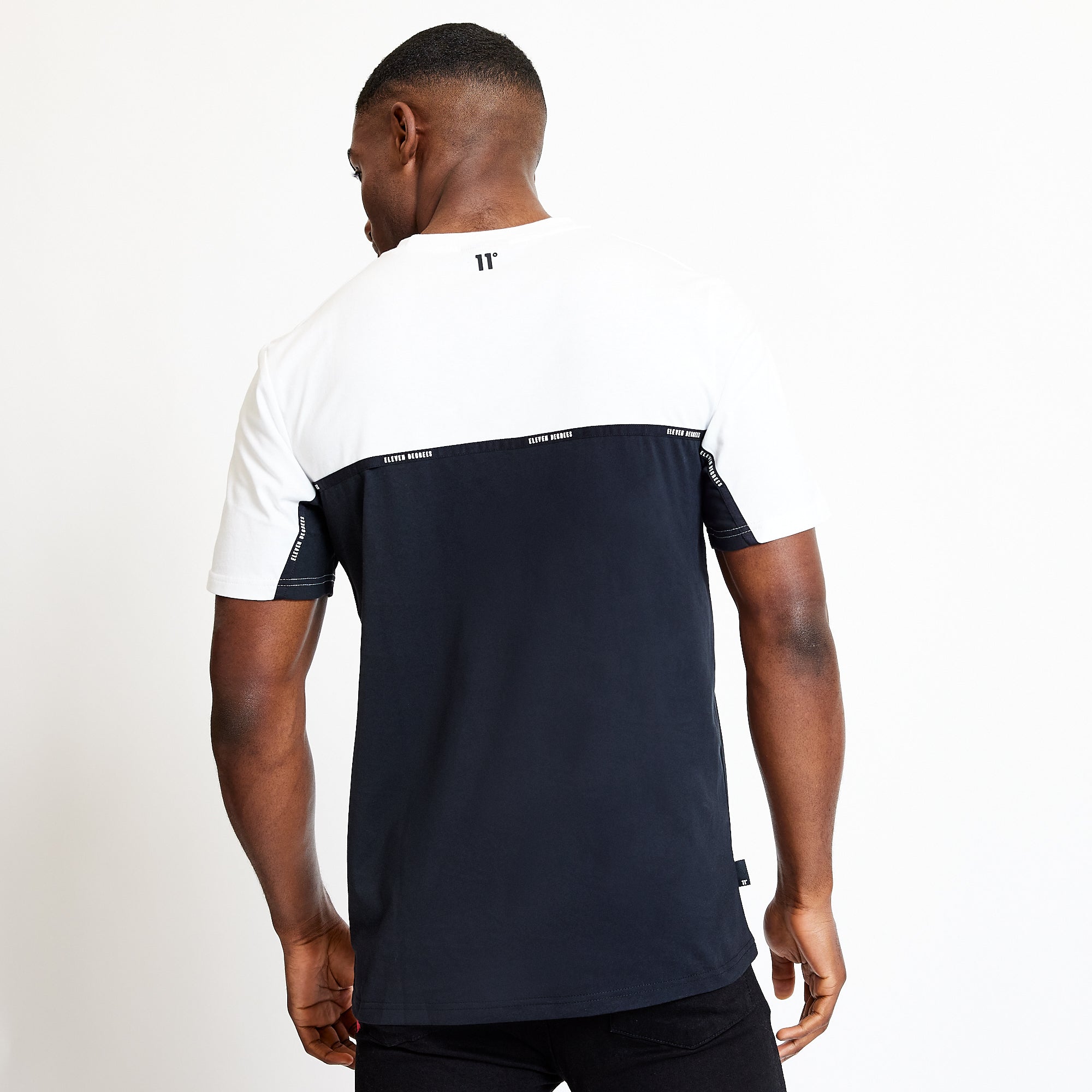 ELEVEN DEGREES CAMISETA CON CINTA COLOR BLOCK - NEGRO / BLANCO 11D3708-047.