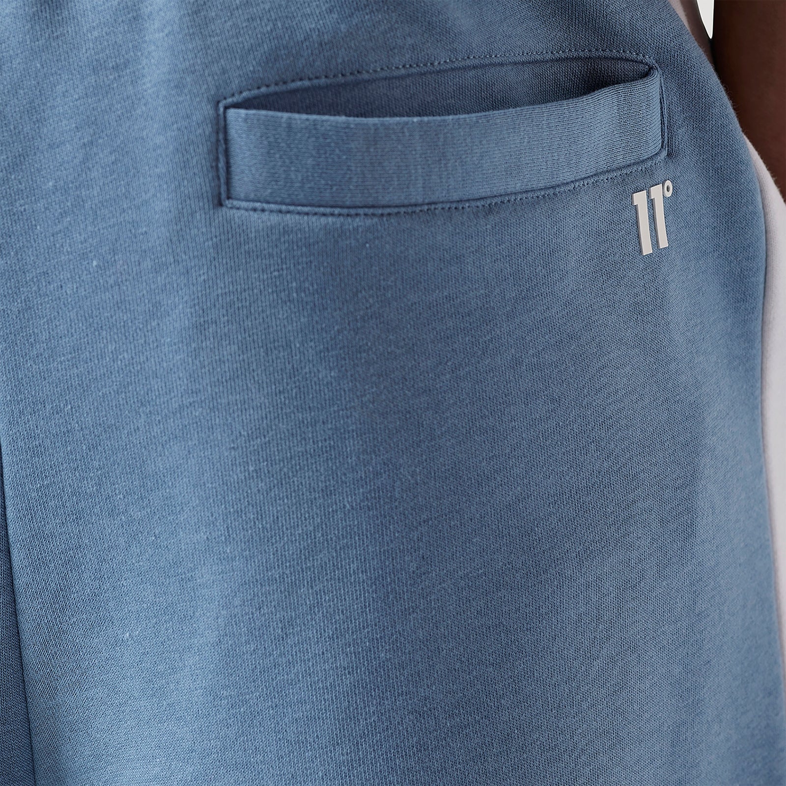 ELEVEN DEGREES SHORT HOMBRE CON CNTA 11D3705-1109.