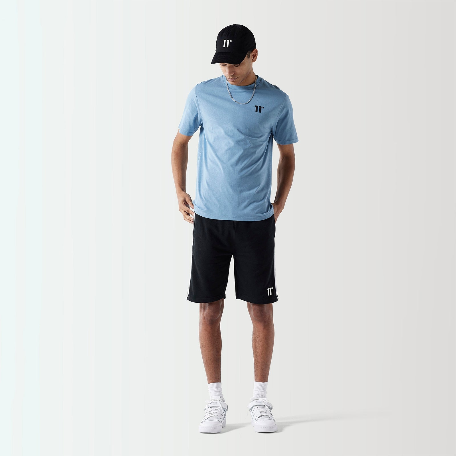ELEVEN DEGREES SHORT HOMBRE CON CINTA COLOR NEGRO11D3889-047.