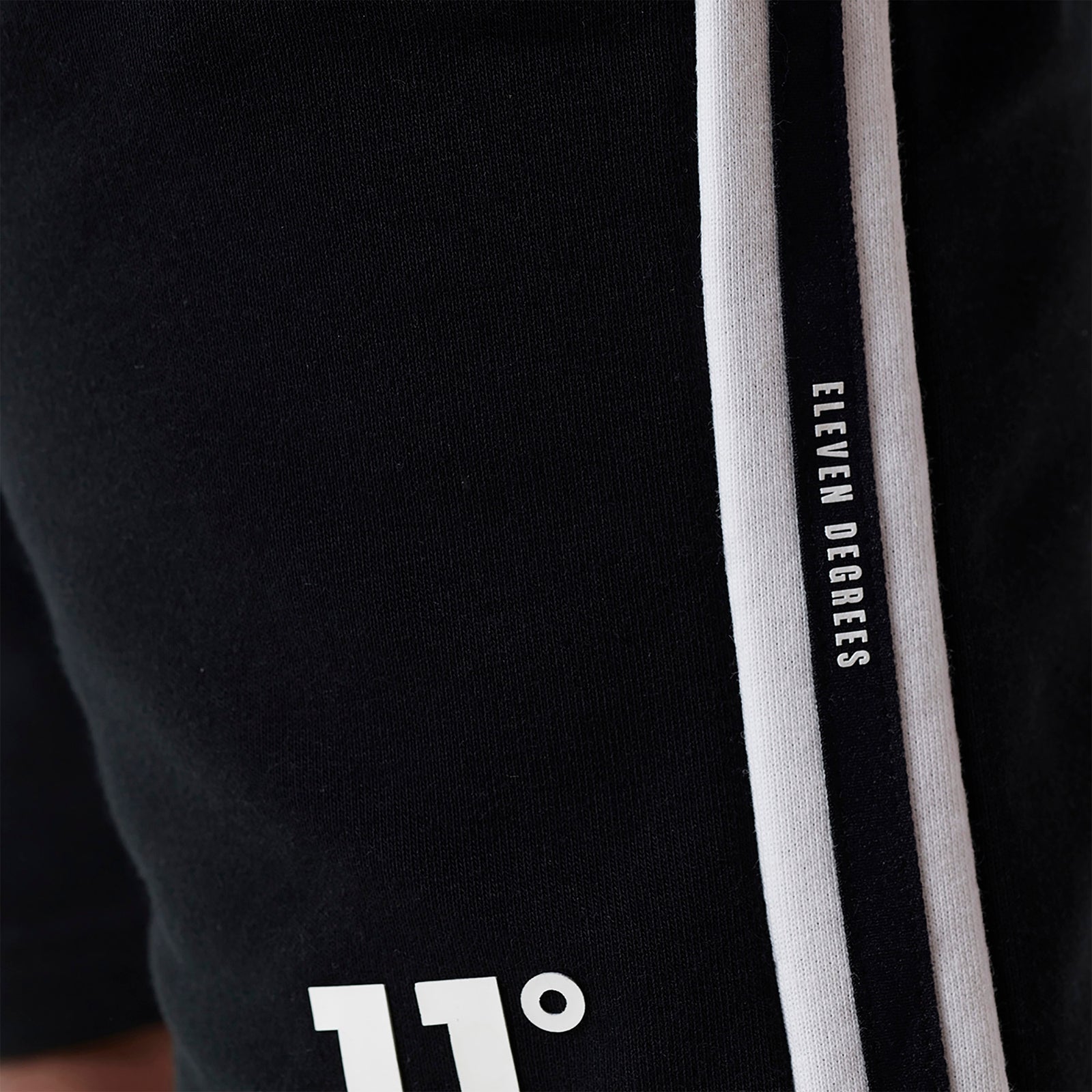 ELEVEN DEGREES SHORT HOMBRE CON CINTA COLOR NEGRO11D3889-047.