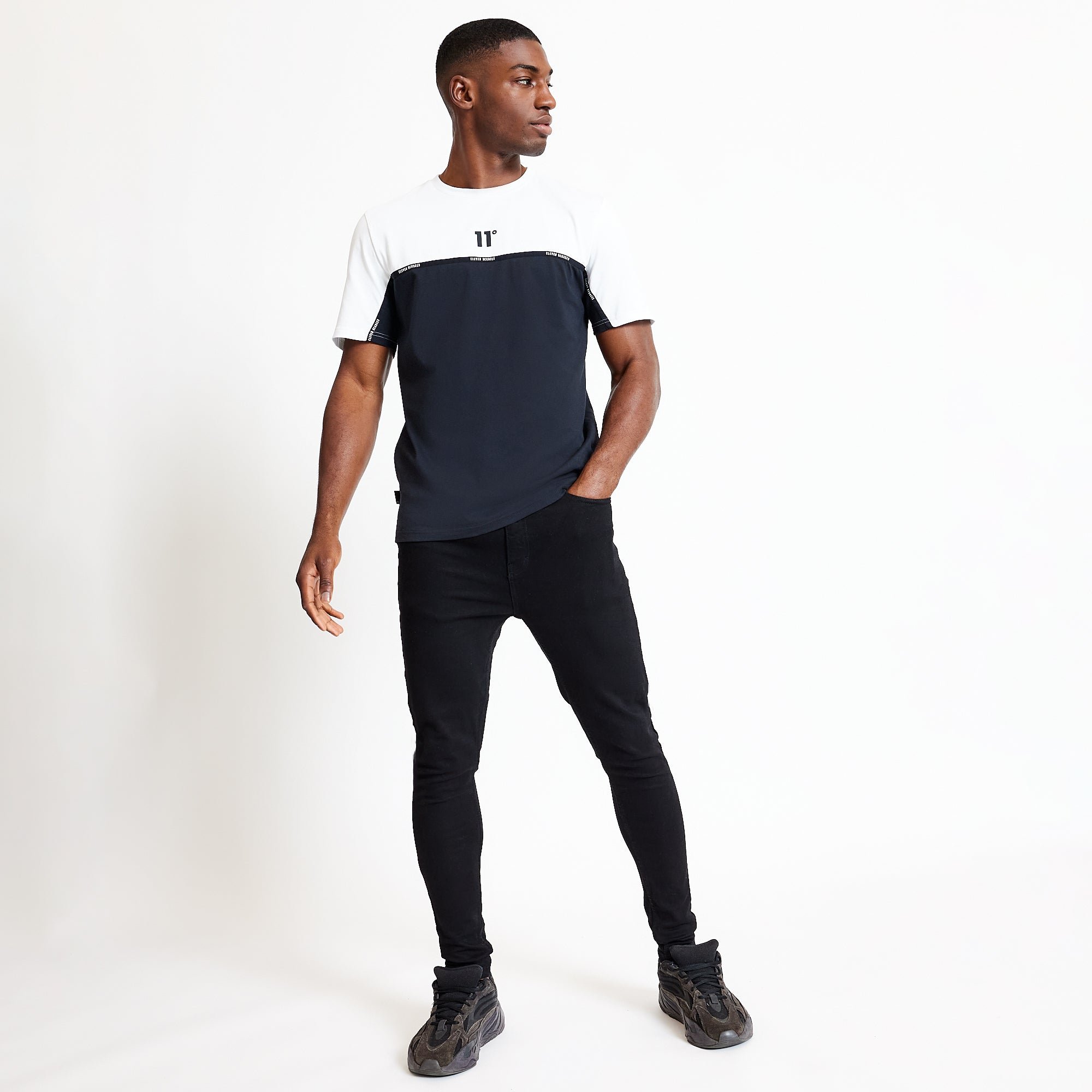 ELEVEN DEGREES CAMISETA CON CINTA COLOR BLOCK - NEGRO / BLANCO 11D3708-047.