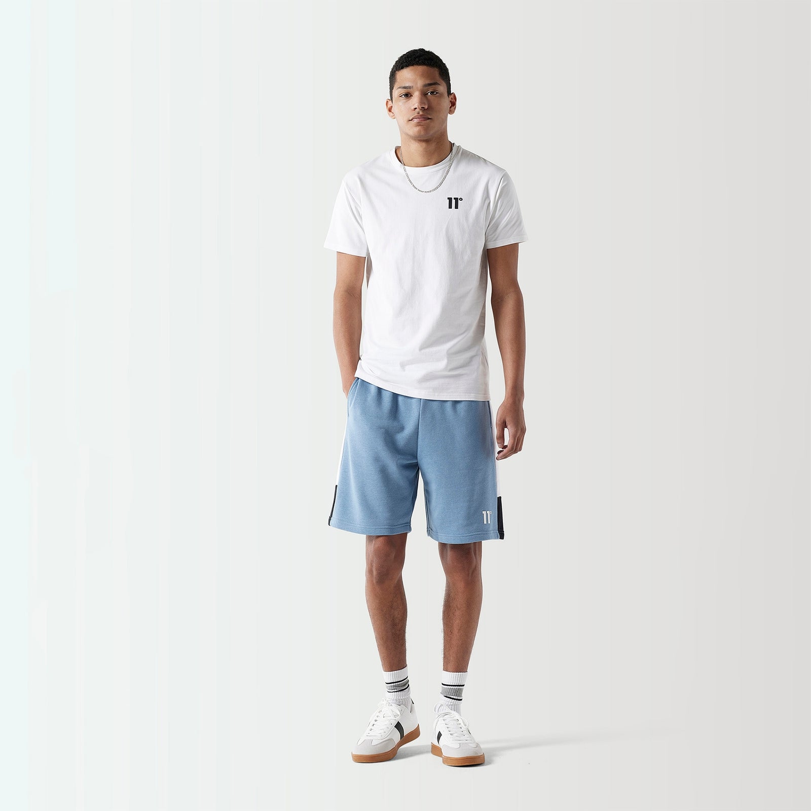 ELEVEN DEGREES SHORT HOMBRE CON CNTA 11D3705-1109.