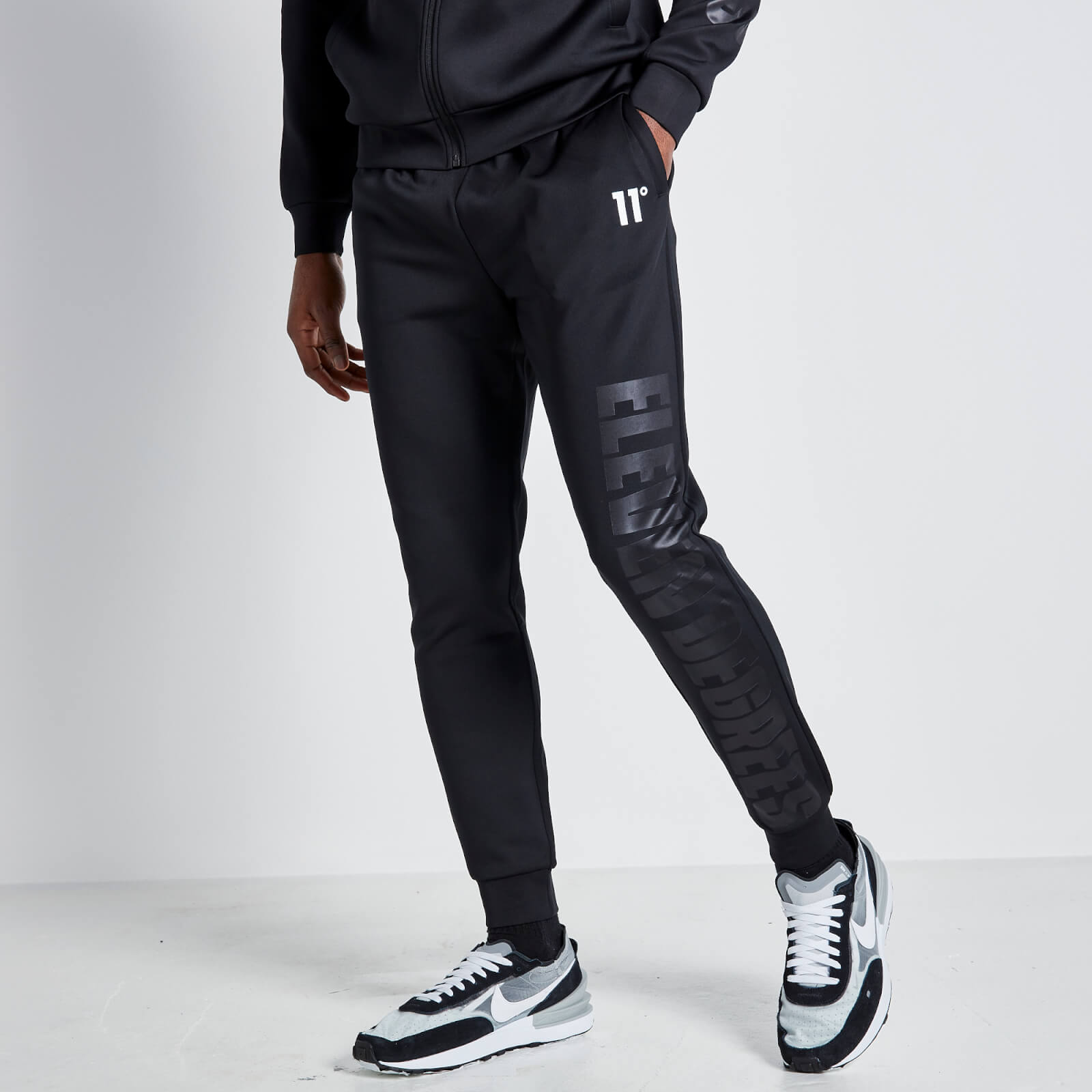 Eleven Degrees Pantalon de Chandal Hombre 11D3301-001 Black.